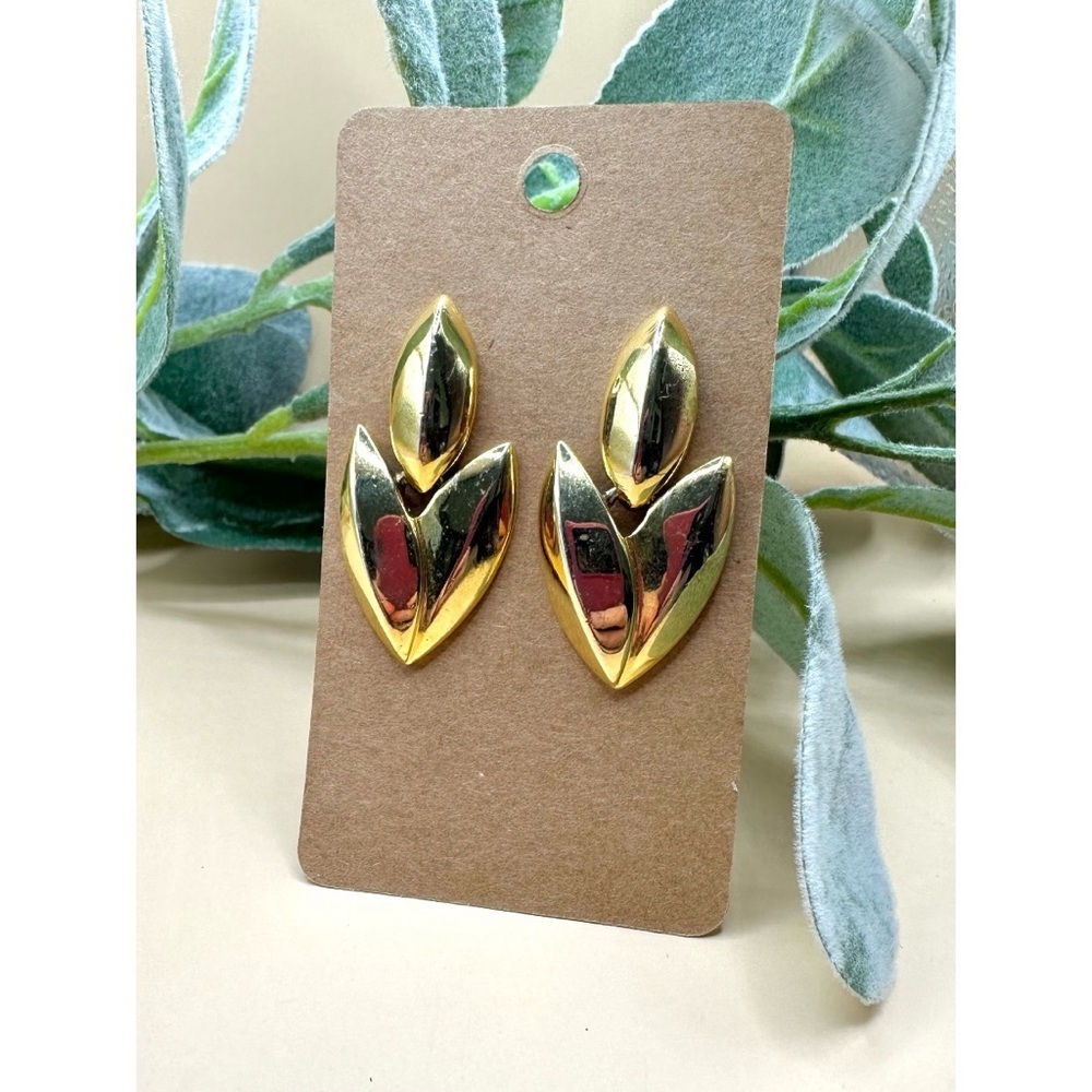 Vintage gold tone stud earrings